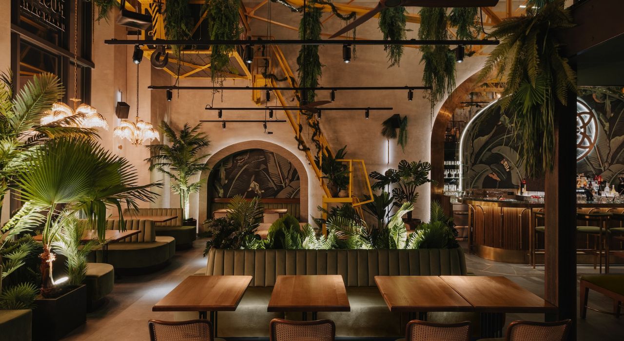 Wnętrze restauracji w stylu Uraban Jungle