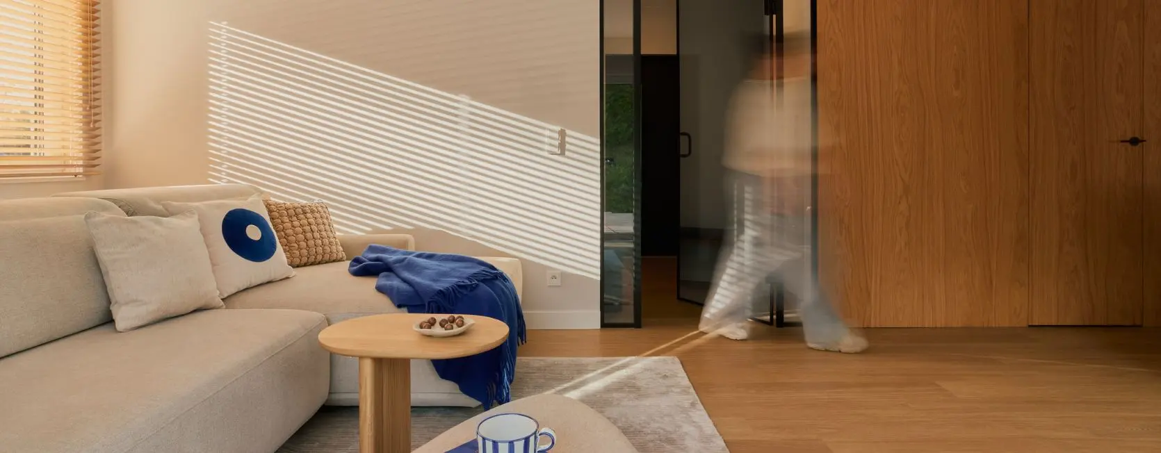 W rytmie drewna i miękkich tkanin - ponadczasowe mieszkanie dla pary