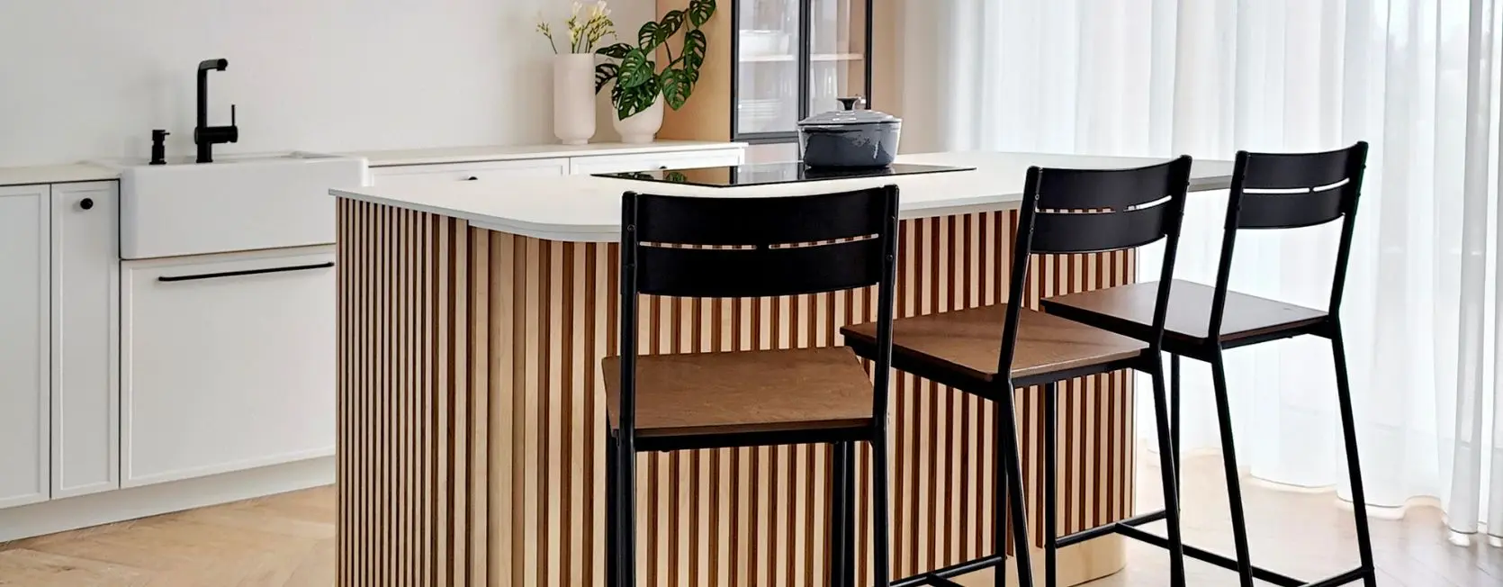 Panele winylowe a kuchnia z wyspą - jak układać podłogę, gdzie robić dylatacje?