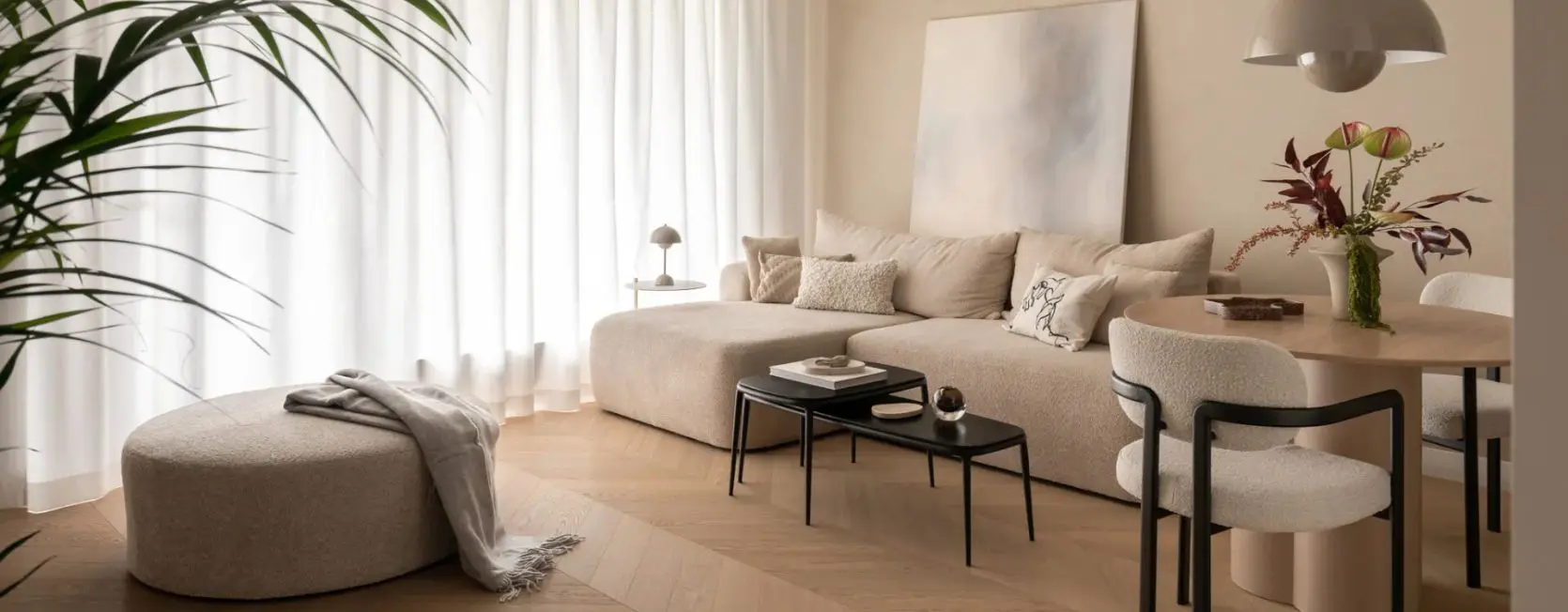 Jasne, spokojne i pełne faktur - 50-metrowe mieszkanie blisko morza